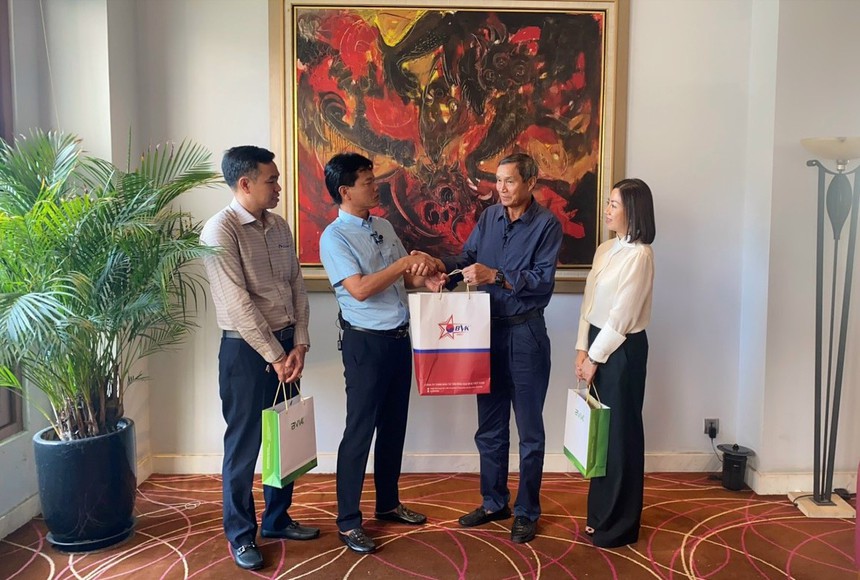 HLV Mai Đức Chung nhận quà tặng chăm sóc sức khỏe trọn đời từ BVK - Ảnh 1. HLV Mai Đức Chung nhận quà tặng chăm sóc sức khỏe trọn đời từ BVK - Ảnh 1.