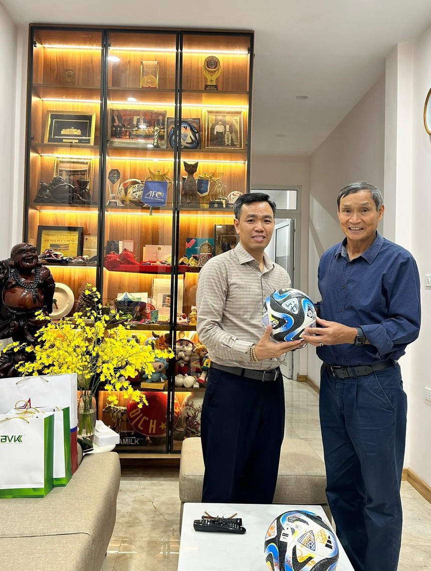 HLV Mai Đức Chung nhận quà tặng chăm sóc sức khỏe trọn đời từ BVK - Ảnh 3. HLV Mai Đức Chung nhận quà tặng chăm sóc sức khỏe trọn đời từ BVK - Ảnh 3.