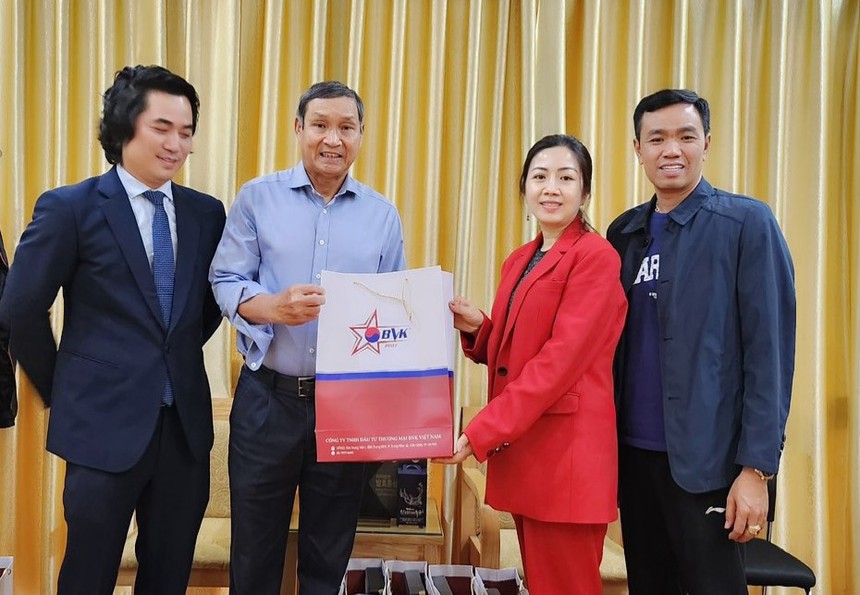 HLV Mai Đức Chung nhận quà tặng chăm sóc sức khỏe trọn đời từ BVK - Ảnh 4. HLV Mai Đức Chung nhận quà tặng chăm sóc sức khỏe trọn đời từ BVK - Ảnh 4.