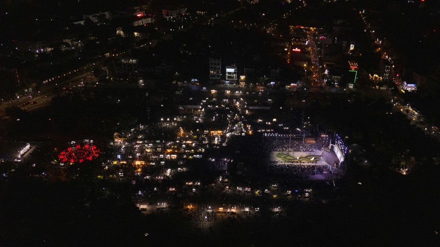 Hoa hậu Tiểu Vy, Bảo Ngọc trình diễn show 'Ký họa quê hương'  - Ảnh 1.