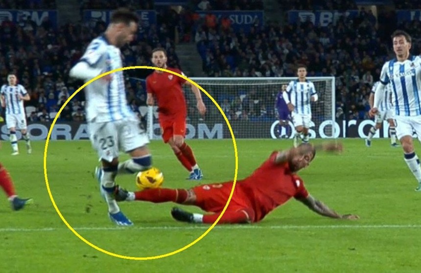 'Tứ ca' Ramos 2 lần nhận thẻ đỏ trong 1 trận đấu sau pha phạm lỗi thô bạo - Ảnh 2.