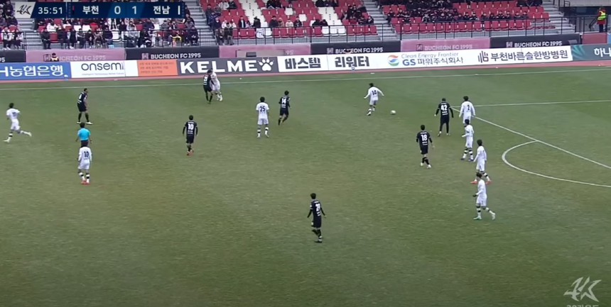 Đội trưởng ĐT Indonesia mắc sai lầm khó tin ở Hàn Quốc, khiến HLV kêu ca vì lối đá thô bạo, nguy cơ phải về nước - Ảnh 2.