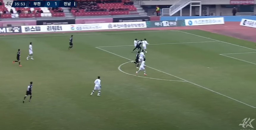 Đội trưởng ĐT Indonesia mắc sai lầm khó tin ở Hàn Quốc, khiến HLV kêu ca vì lối đá thô bạo, nguy cơ phải về nước - Ảnh 3.