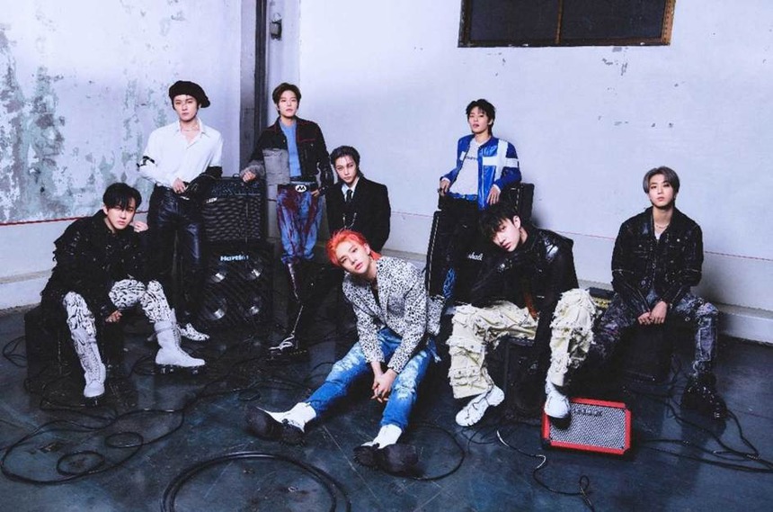 EP 'Rock-Star' của Stray Kids: Thêm một tuần rực rỡ nữa của Kpop! - Ảnh 4.