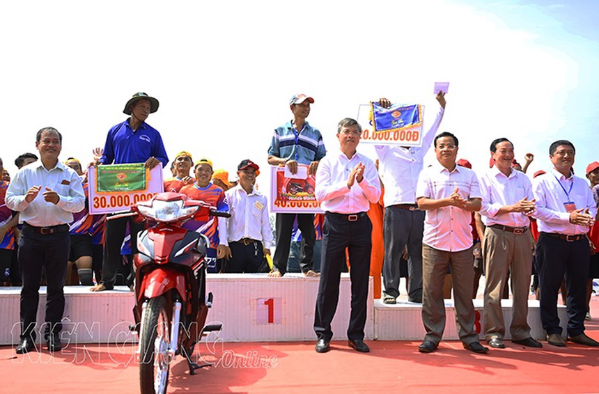 Độc đáo đua ghe ngo tại Kiên Giang - Ảnh 3.