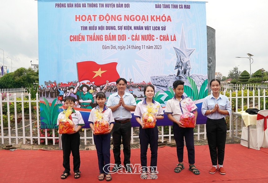 Hoạt động ngoại khóa ý nghĩa của học sinh Cà Mau - Ảnh 3.