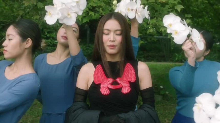 Hoàng Thuỳ Linh 'kết đôi' cùng Đen Vâu trong MV 'Miền đất hứa' - Ảnh 4.