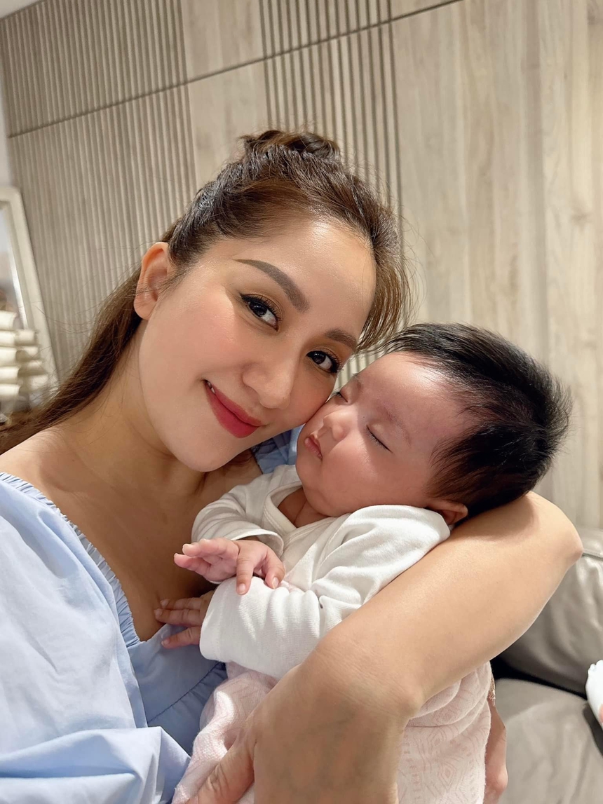 Các con đều mang nét bố, Phan Hiển trêu Khánh Thi 'đẻ thuê' - Ảnh 1. Các con đều mang nét bố, Phan Hiển trêu Khánh Thi 'đẻ thuê' - Ảnh 1.