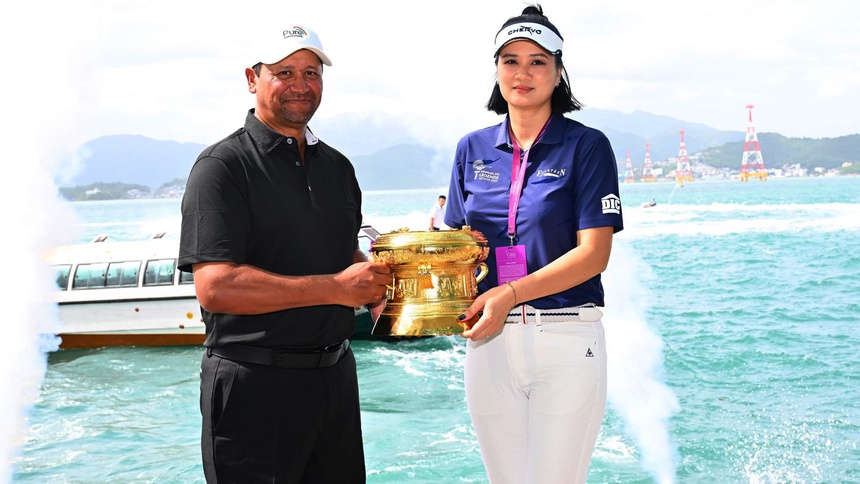 Kim Huệ vinh dự dẫn đầu lễ rước cúp ở giải golf huyền thoại cùng nhà vô địch US Open 2005 Michael Campbell Kim Huệ vinh dự dẫn đầu lễ rước cúp ở giải golf huyền thoại cùng nhà vô địch US Open 2005 Michael Campbell