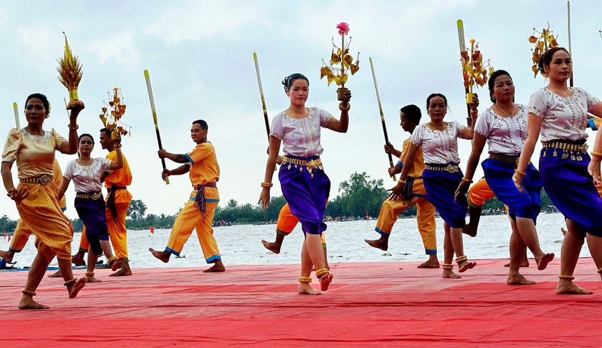 Độc đáo đua ghe ngo tại Kiên Giang - Ảnh 2.