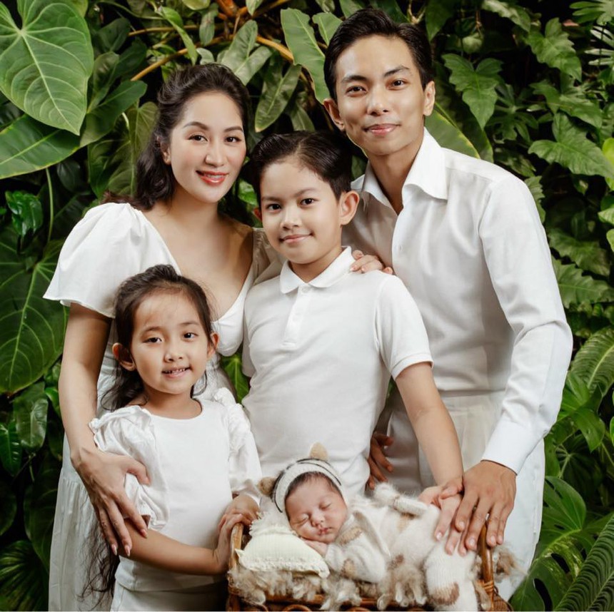 Các con đều mang nét bố, Phan Hiển trêu Khánh Thi 'đẻ thuê' - Ảnh 5. Các con đều mang nét bố, Phan Hiển trêu Khánh Thi 'đẻ thuê' - Ảnh 5.