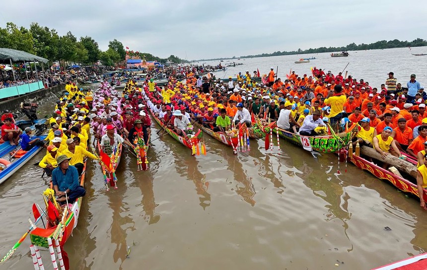 Độc đáo đua ghe ngo tại Kiên Giang - Ảnh 1.