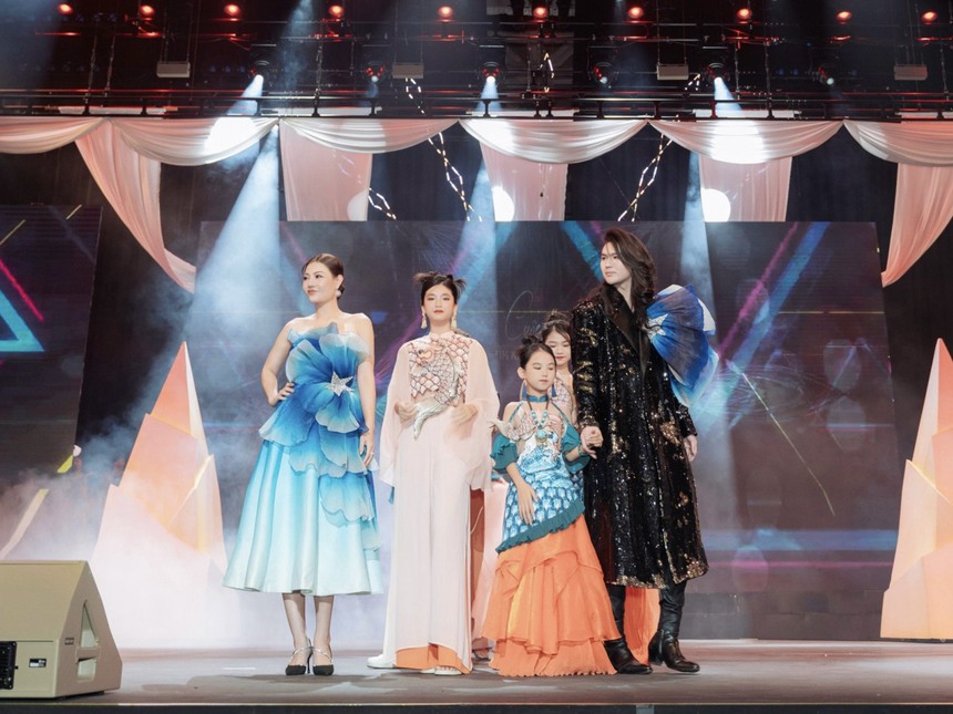 Siêu mẫu Đình Quyền làm đạo diễn chương trình thời trang "Light up 2023" - Ảnh 1. Siêu mẫu Đình Quyền làm đạo diễn chương trình thời trang "Light up 2023" - Ảnh 1.