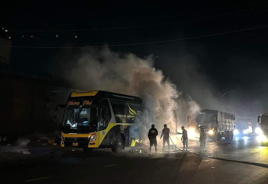 Xe giường nằm bốc cháy dữ dội khi đang lưu thông, không thiệt hại về người - Ảnh 1.