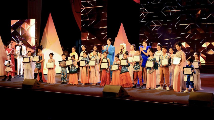 Siêu mẫu Đình Quyền làm đạo diễn chương trình thời trang "Light up 2023" - Ảnh 7. Siêu mẫu Đình Quyền làm đạo diễn chương trình thời trang "Light up 2023" - Ảnh 7.