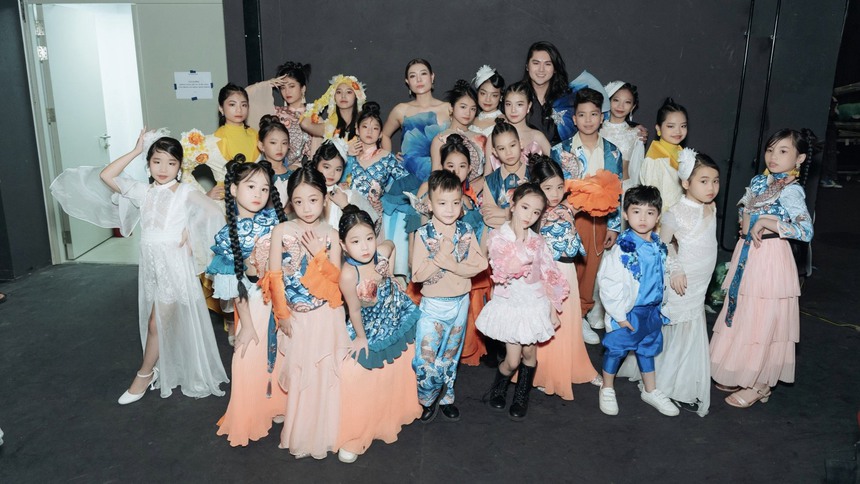 Siêu mẫu Đình Quyền làm đạo diễn chương trình thời trang "Light up 2023" - Ảnh 6. Siêu mẫu Đình Quyền làm đạo diễn chương trình thời trang "Light up 2023" - Ảnh 6.