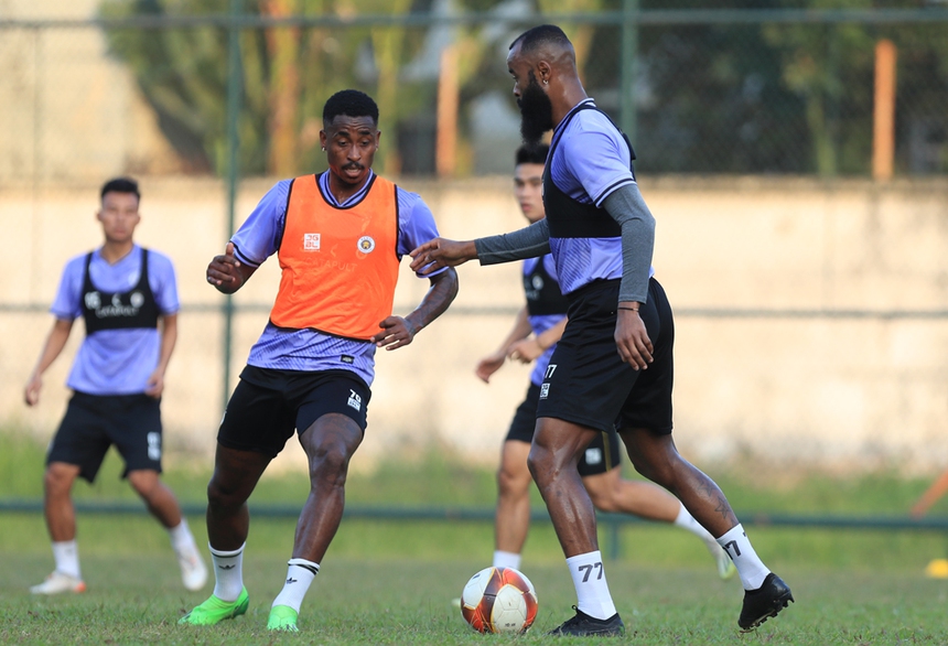 Ngoại binh Hà Nội FC chưa thể ra mắt vì án treo giò - Ảnh 1.