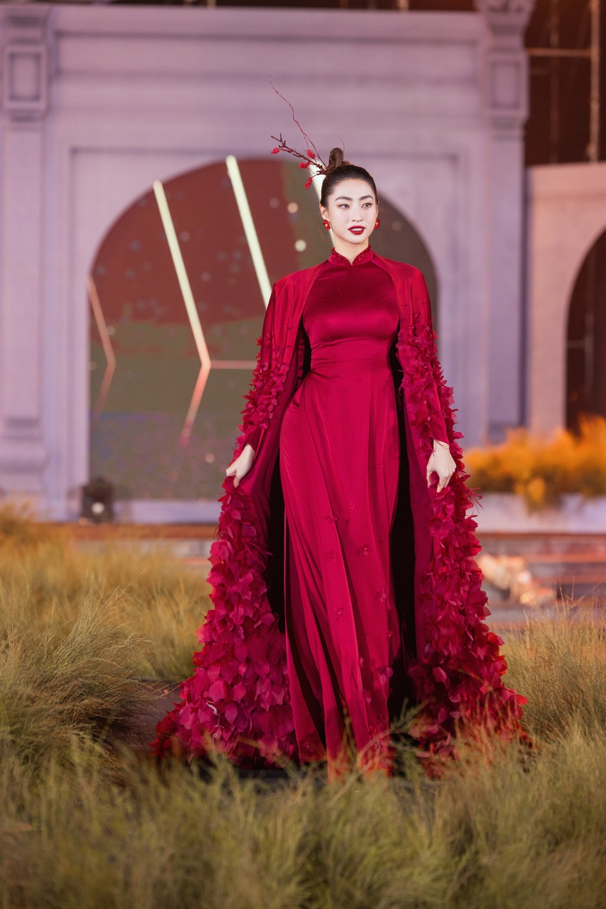 Thuỳ Linh, Kỳ Duyên rủ nhau làm vedette show Dũng Nguyễn - Ảnh 2.