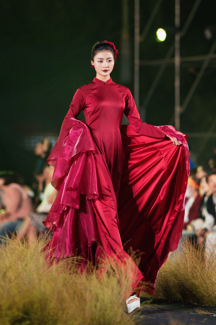 Thuỳ Linh, Kỳ Duyên rủ nhau làm vedette show Dũng Nguyễn - Ảnh 5.