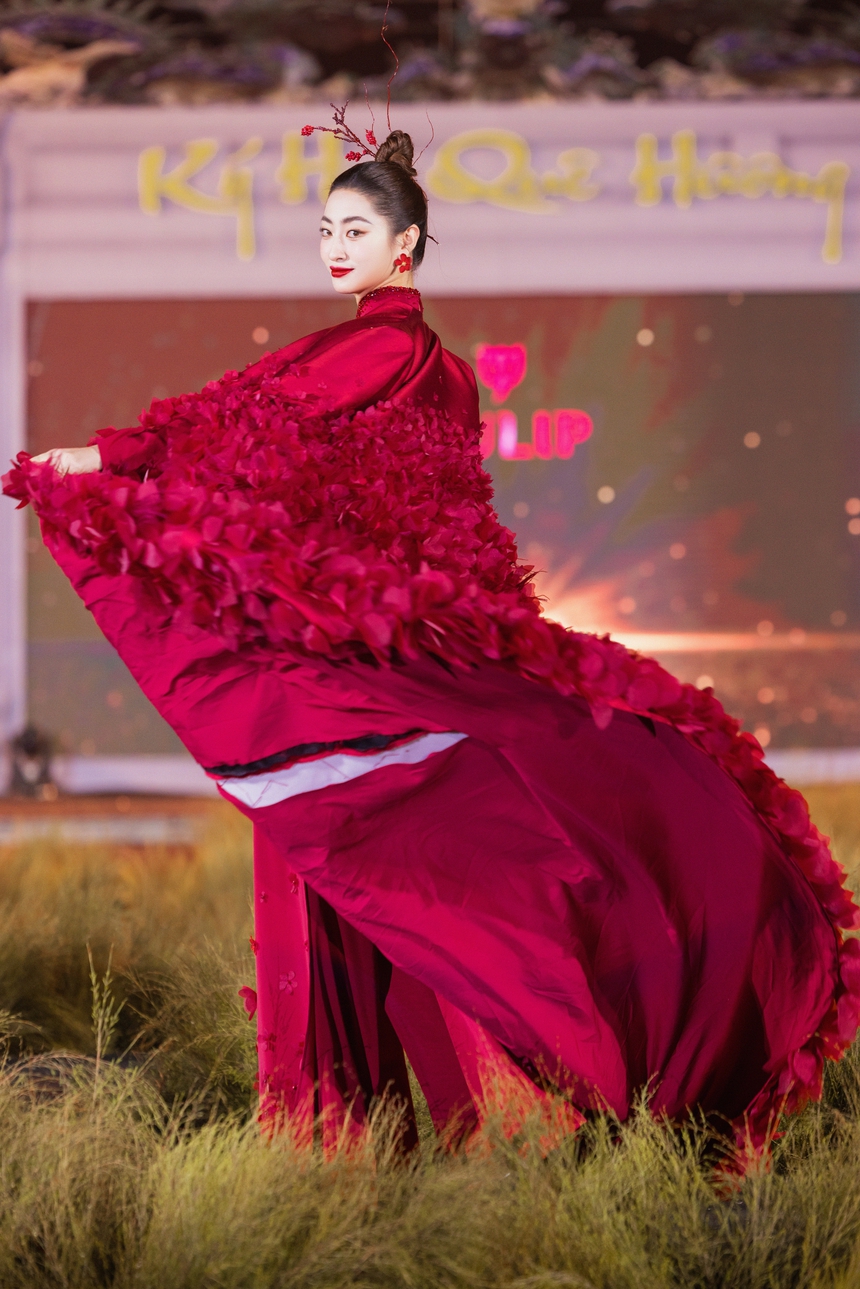 Thuỳ Linh, Kỳ Duyên rủ nhau làm vedette show Dũng Nguyễn - Ảnh 3.