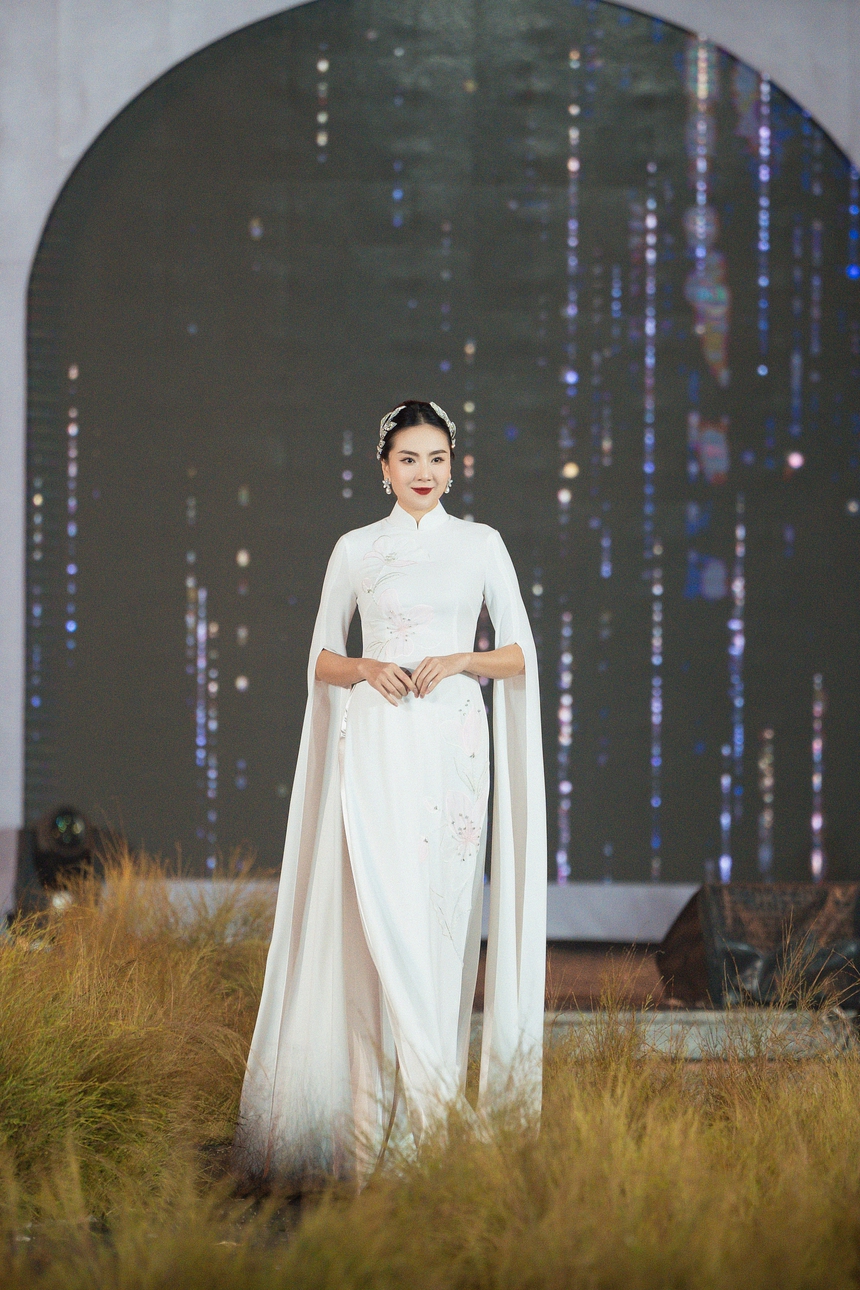 Thuỳ Linh, Kỳ Duyên rủ nhau làm vedette show Dũng Nguyễn - Ảnh 6.