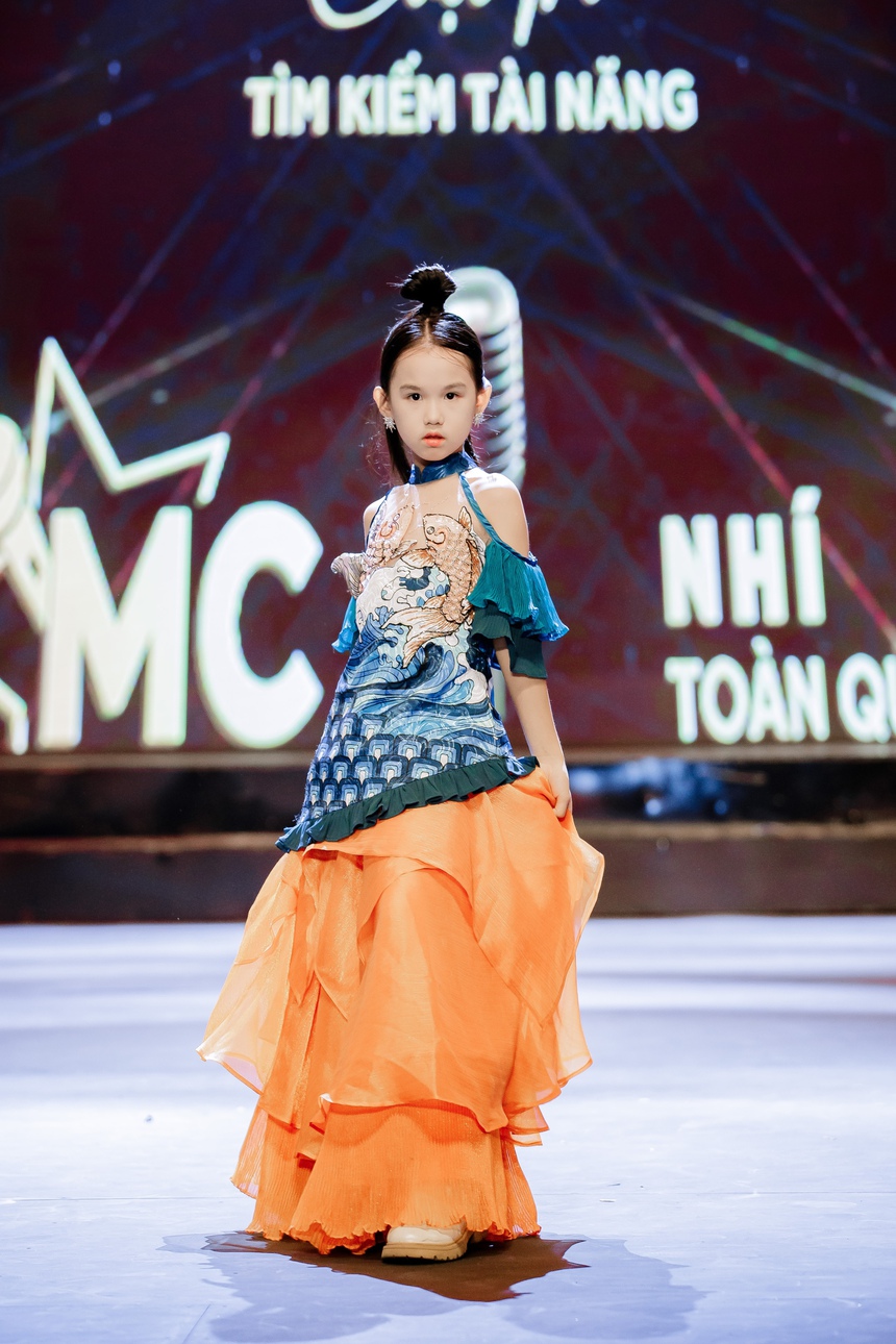 Siêu mẫu Đình Quyền làm đạo diễn chương trình thời trang "Light up 2023" - Ảnh 2. Siêu mẫu Đình Quyền làm đạo diễn chương trình thời trang "Light up 2023" - Ảnh 2.