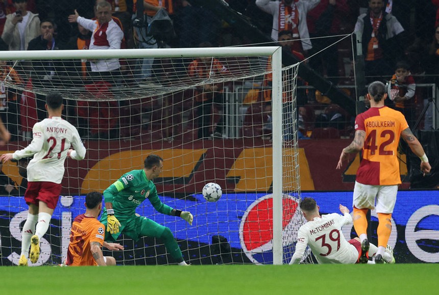 MU lại 'công làm thủ phá' ở Cúp C1, đánh rơi chiến thắng theo cách khó tin - Ảnh 2.