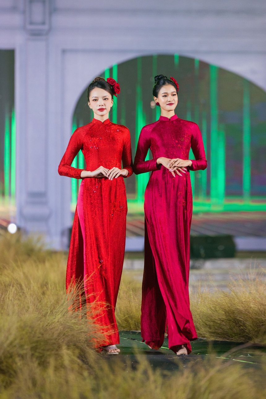 Thuỳ Linh, Kỳ Duyên rủ nhau làm vedette show Dũng Nguyễn - Ảnh 10.