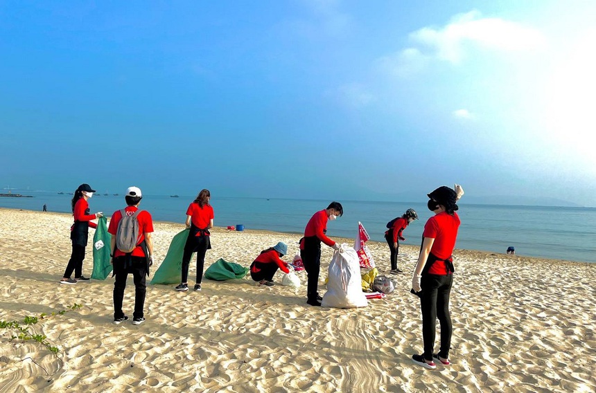 Gần 300 người khuyết tật làm việc như những thiên thần - Ảnh 4.