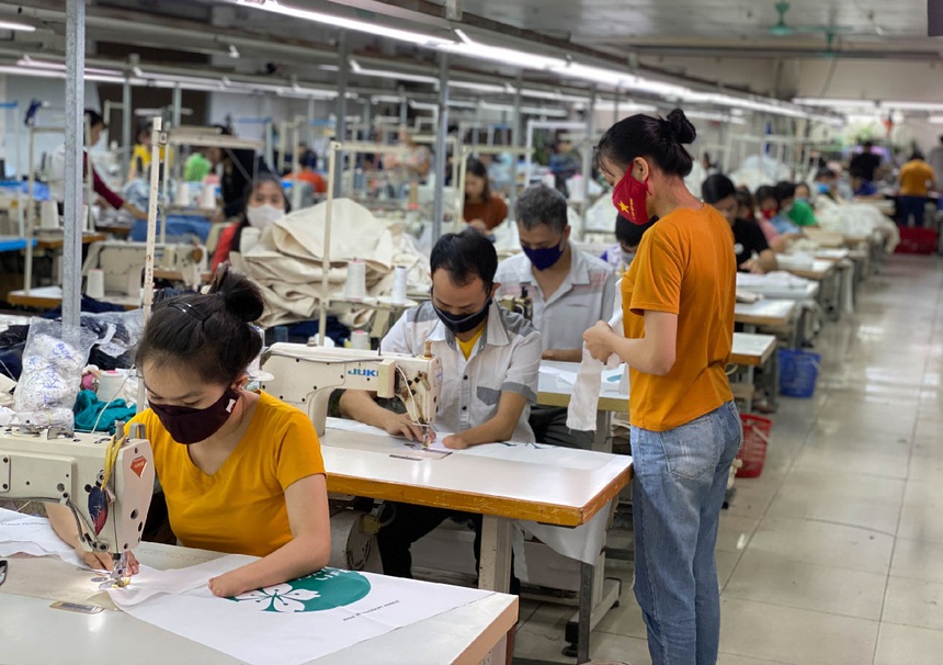 Gần 300 người khuyết tật làm việc như những thiên thần - Ảnh 1.