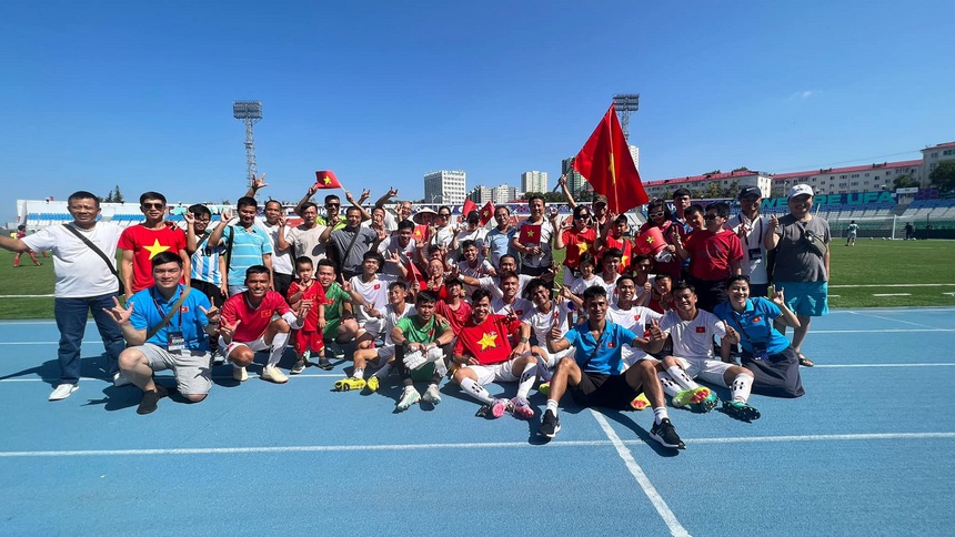 Gần 300 người khuyết tật làm việc như những thiên thần - Ảnh 2.