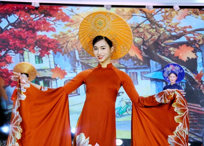 Áo dài truyền thống: Từ Đại sứ văn hóa đến Đại sứ du lịch Hà Nội - Ảnh 2. Áo dài truyền thống: Từ Đại sứ văn hóa đến Đại sứ du lịch Hà Nội - Ảnh 2.