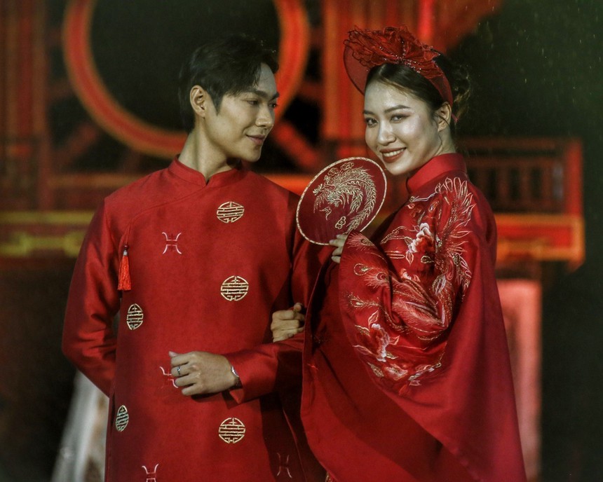 Áo dài truyền thống: Từ Đại sứ văn hóa đến Đại sứ du lịch Hà Nội - Ảnh 1. Áo dài truyền thống: Từ Đại sứ văn hóa đến Đại sứ du lịch Hà Nội - Ảnh 1.