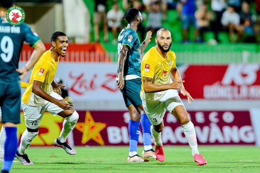 Văn Lâm nhàn nhã, HAGL đổi tên mà không đổi vận - Ảnh 2.