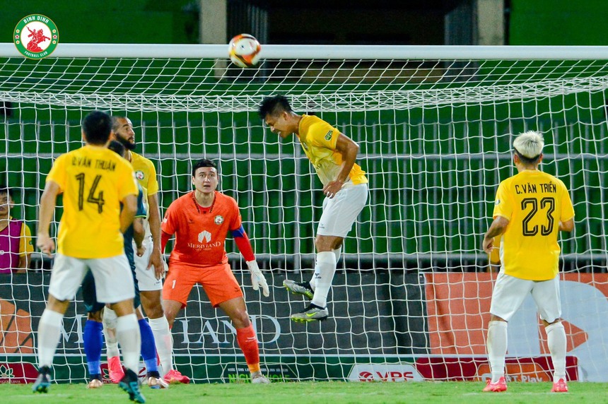 Văn Lâm nhàn nhã, HAGL đổi tên mà không đổi vận - Ảnh 1.