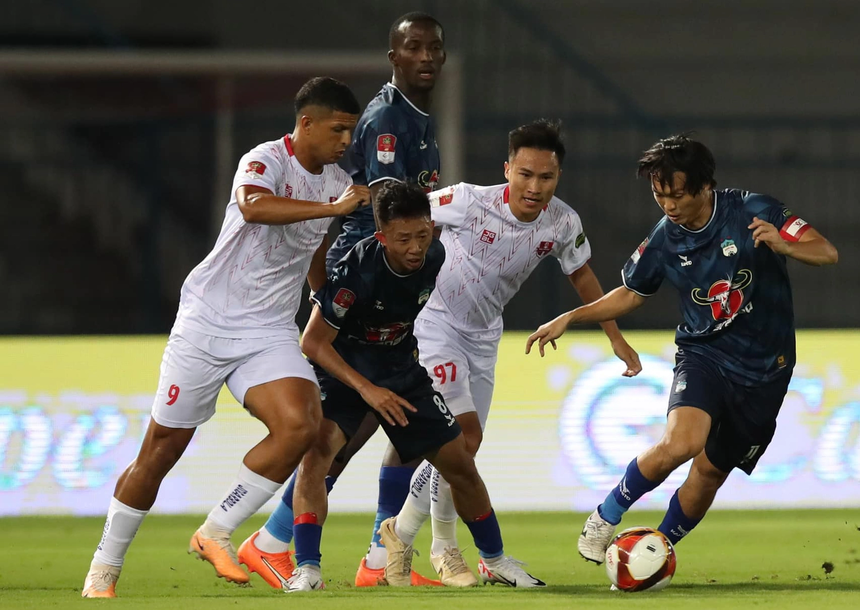 Văn Lâm nhàn nhã, HAGL đổi tên mà không đổi vận - Ảnh 3.