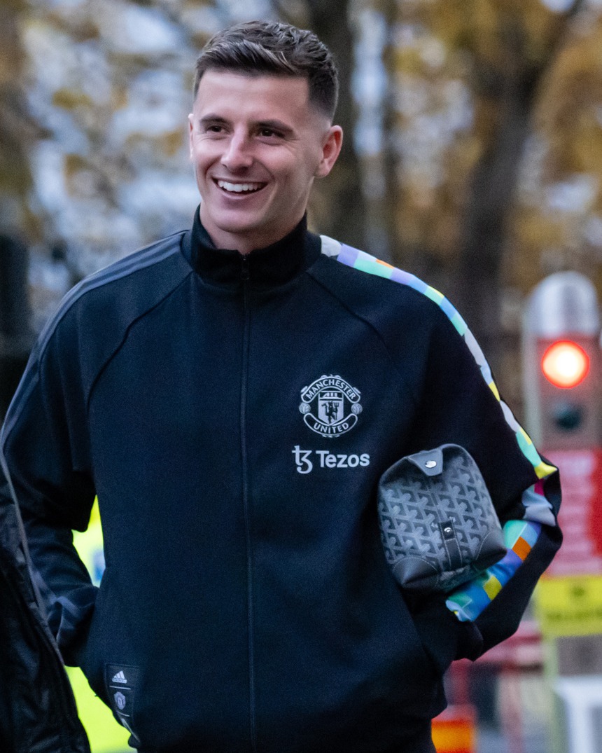 Mason Mount là cầu thủ duy nhất ở lại vỗ tay cảm ơn CĐV MU sau trận thua trước Newcastle - Ảnh 4.