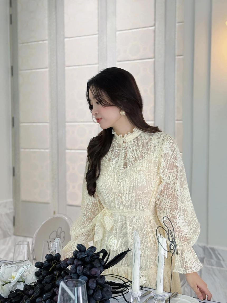 Hoa hậu Đỗ Mỹ Linh khoe nhan sắc 'cực phẩm' sau sinh, bị chồng chủ tịch CLB vào 'bóc phốt' hóm hỉnh - Ảnh 4.