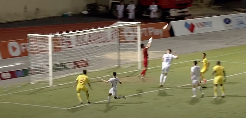 Thủ thành SLNA được HLV Troussier tin tưởng liên tục mắc sai lầm - Ảnh 1.