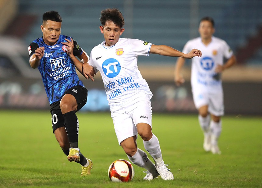 Hồng Duy nổi cáu khi bị thay thế, không bắt tay HLV Vũ Hồng Việt - Ảnh 2. Hồng Duy nổi cáu khi bị thay thế, không bắt tay HLV Vũ Hồng Việt - Ảnh 2.