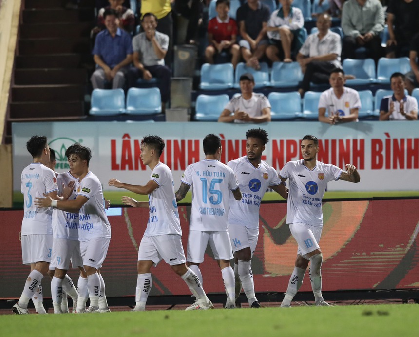 Hồng Duy nổi cáu khi bị thay thế, không bắt tay HLV Vũ Hồng Việt - Ảnh 3. Hồng Duy nổi cáu khi bị thay thế, không bắt tay HLV Vũ Hồng Việt - Ảnh 3.