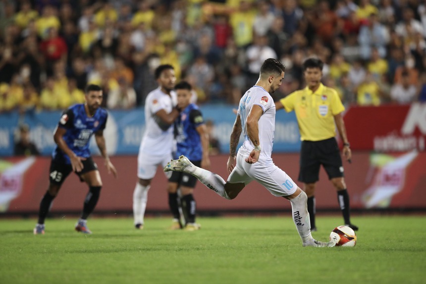 Nam Định bay bổng trên đôi chân cựu sao Barcelona - Ảnh 1.