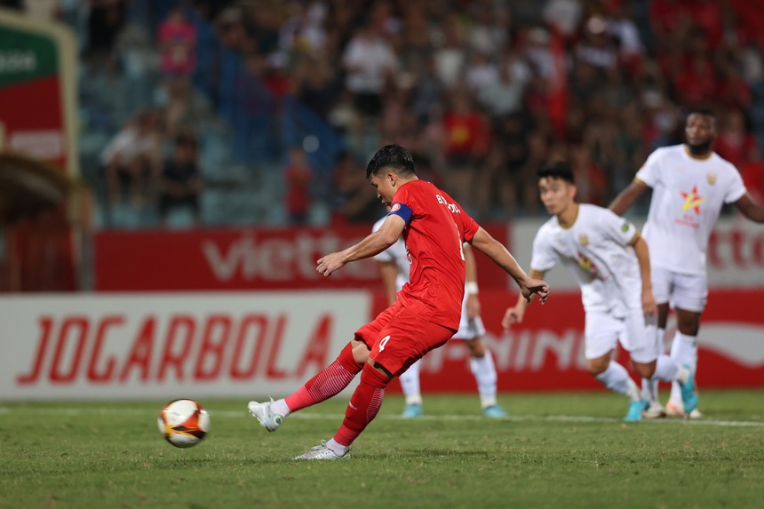 Ghi bàn giúp Viettel giành chiến thắng, Bùi Tiến Dũng quỳ sụp xuống và chắp tay, lý do đằng sau khiến tất cả xúc động - Ảnh 2.