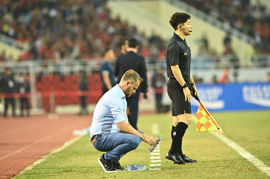 HLV Polking gây sốt khi yêu cầu ĐT Thái Lan đoàn kết, lộ mâu thuẫn nội bộ trước vòng loại World Cup - Ảnh 2.