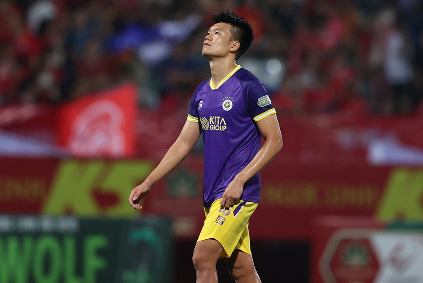 Bỏ dàn trụ cột, lo vá đội hình - Ảnh 1.