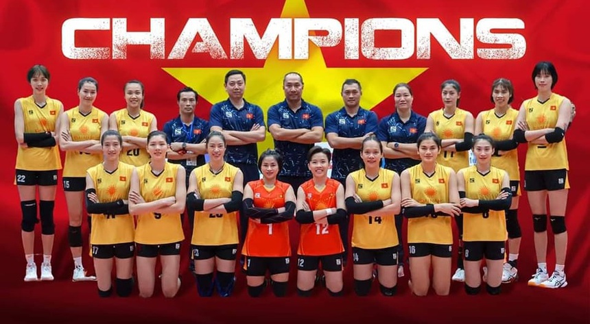 Tuyển bóng chuyền nữ Việt Nam tham dự giải vô địch thế giới các CLB 2023 nhưng không có sự góp mặt của Thanh Thúy (ngoài cùng bên phải)