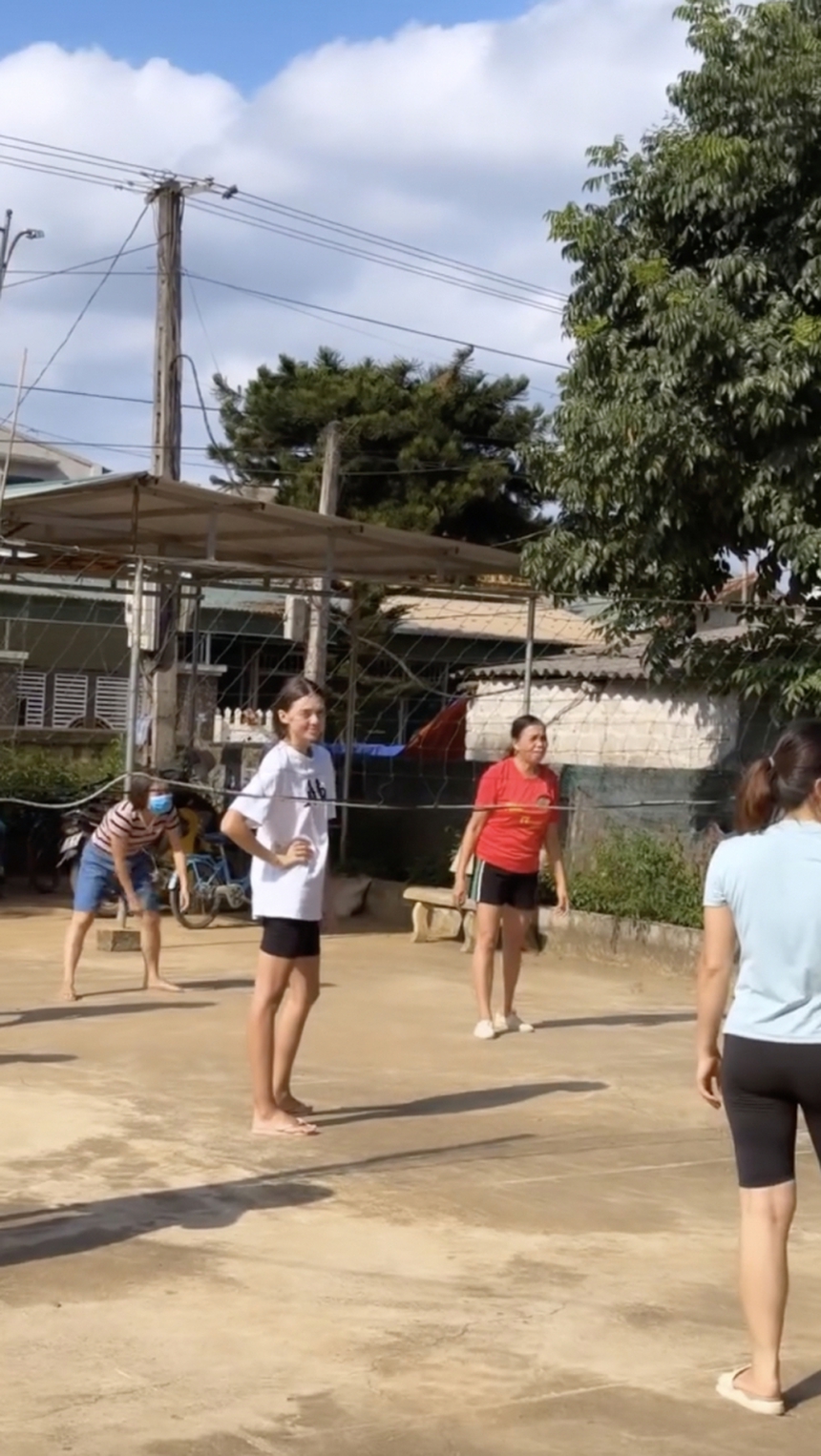 Vợ Tây của Bùi Tiến Dũng khoe khả năng chơi bóng chuyền cực đỉnh với chiều cao chuẩn siêu mẫu - Ảnh 3.