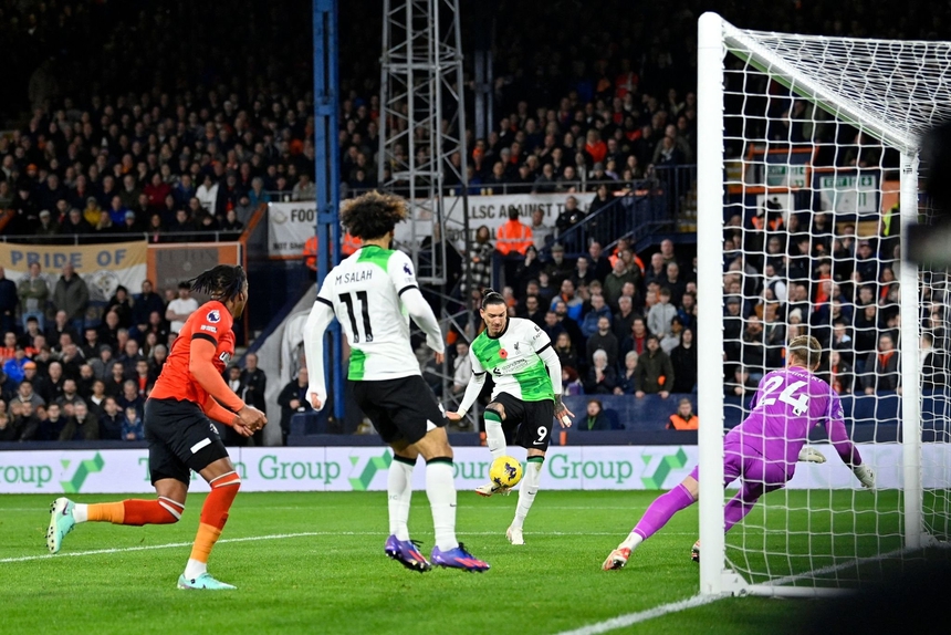 Darwin Nunez bỏ lỡ khó tin từ cự ly 3m, fan chán ngán - Ảnh 2.