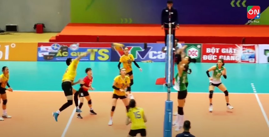 Bích Tuyền đập bóng bật chắn, phải khiếu nại với trọng tài, đội nhà nhận thất bại trước CLB của Kiều Trinh - Ảnh 2.