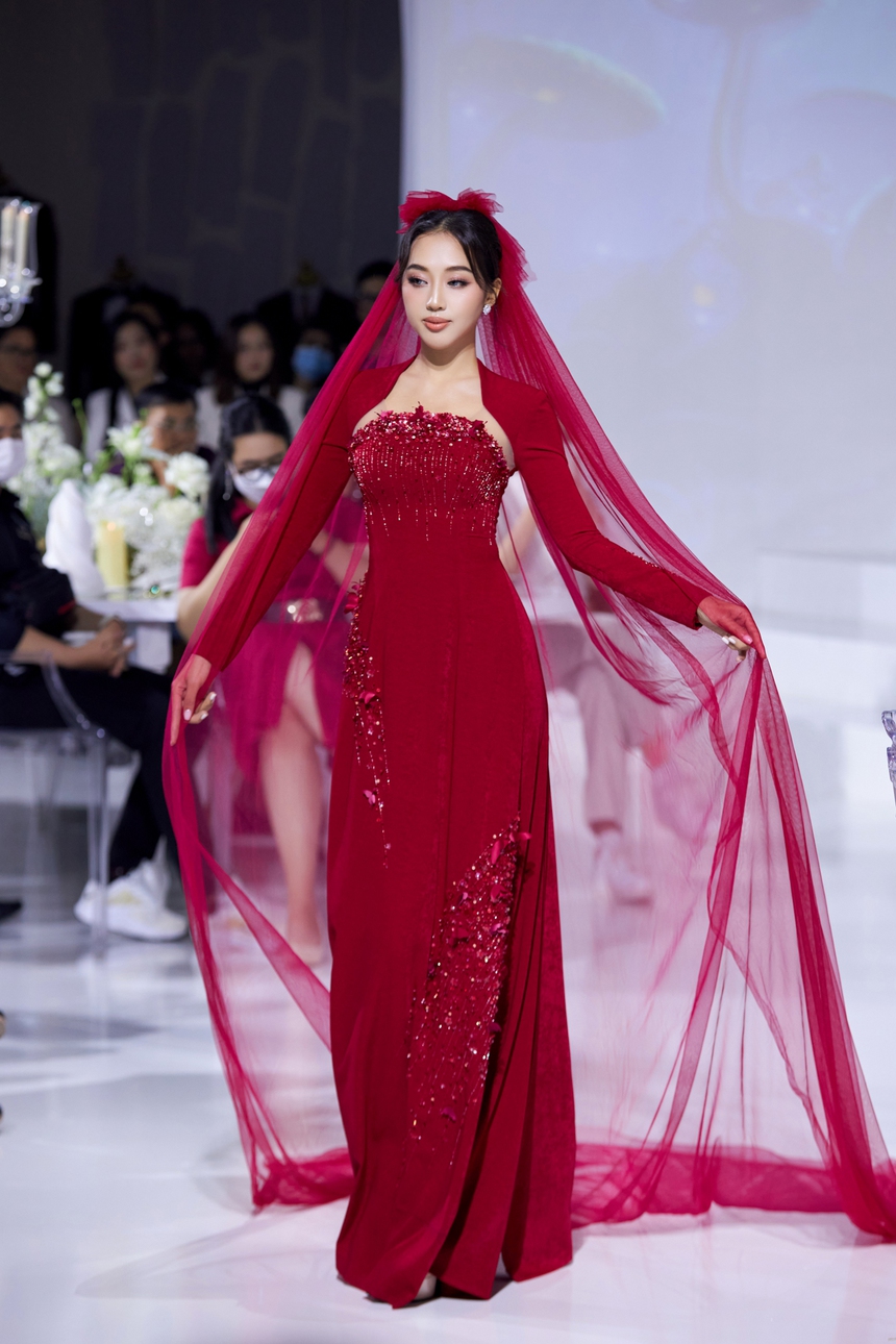 Lê Thu Trang hội ngộ Lan Anh trong show diễn áo dài cưới Sammy Bridal - Ảnh 4.